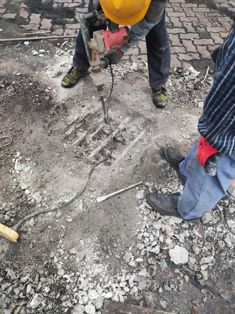 1基礎開挖.jpg 1基礎開挖.jpg